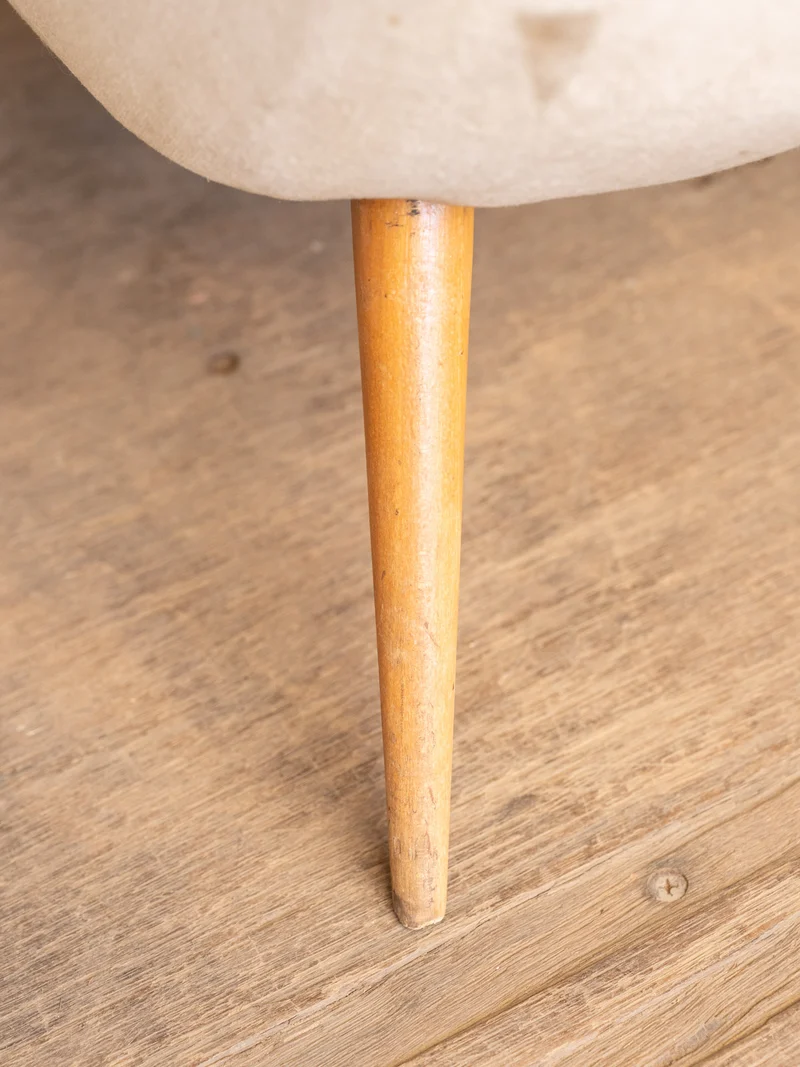 Ernest, le fauteuil en bois et velours beige N°1548