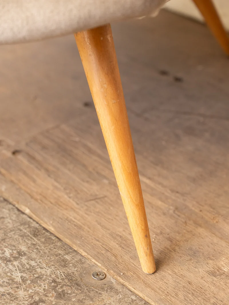 Ernest, le fauteuil en bois et velours beige N°1548