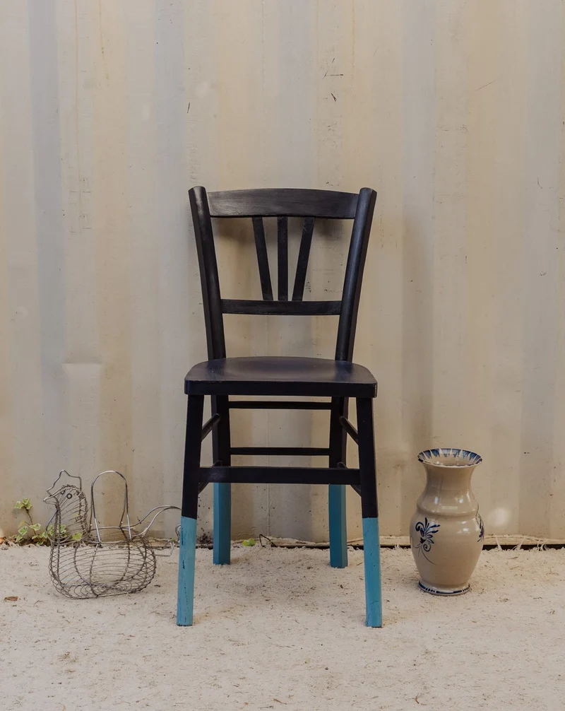 Claude, la chaise en bois bleu foncé N°1555