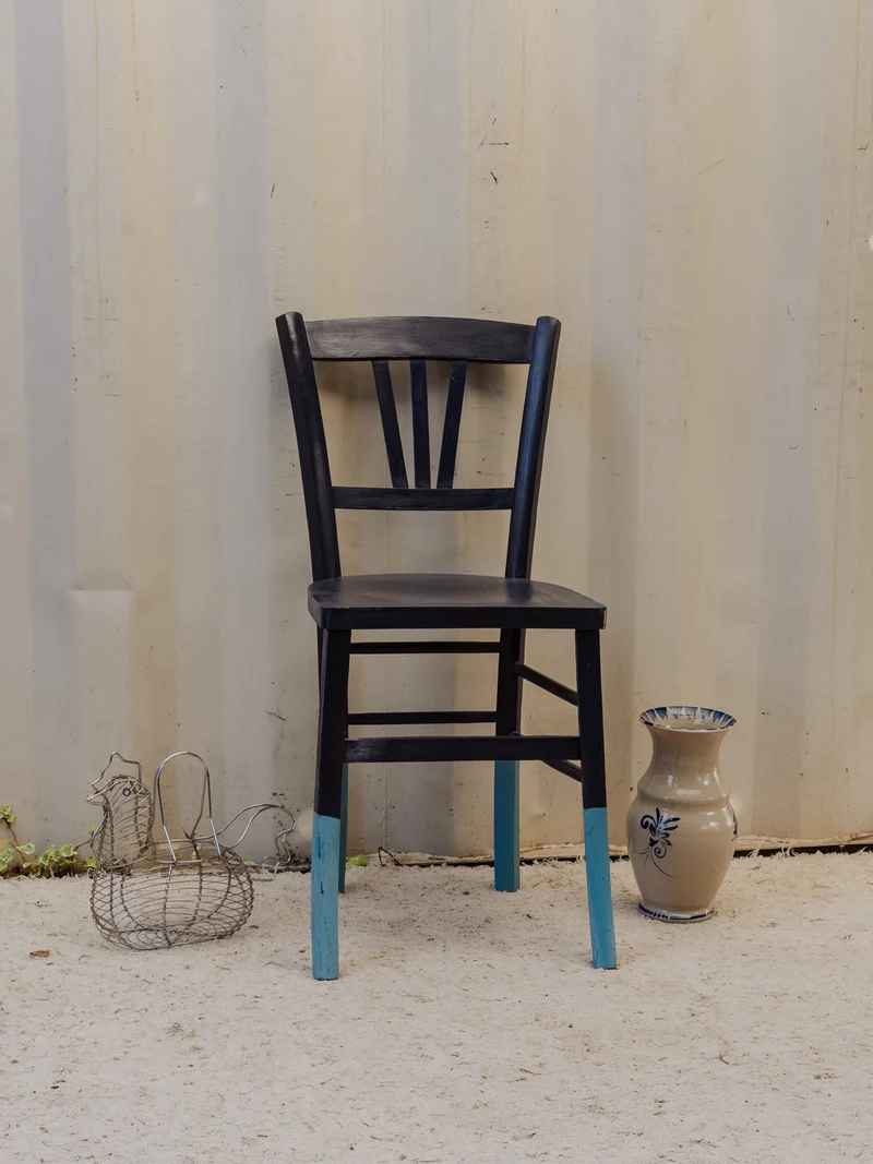 Claude, la chaise en bois bleu foncé N°1555