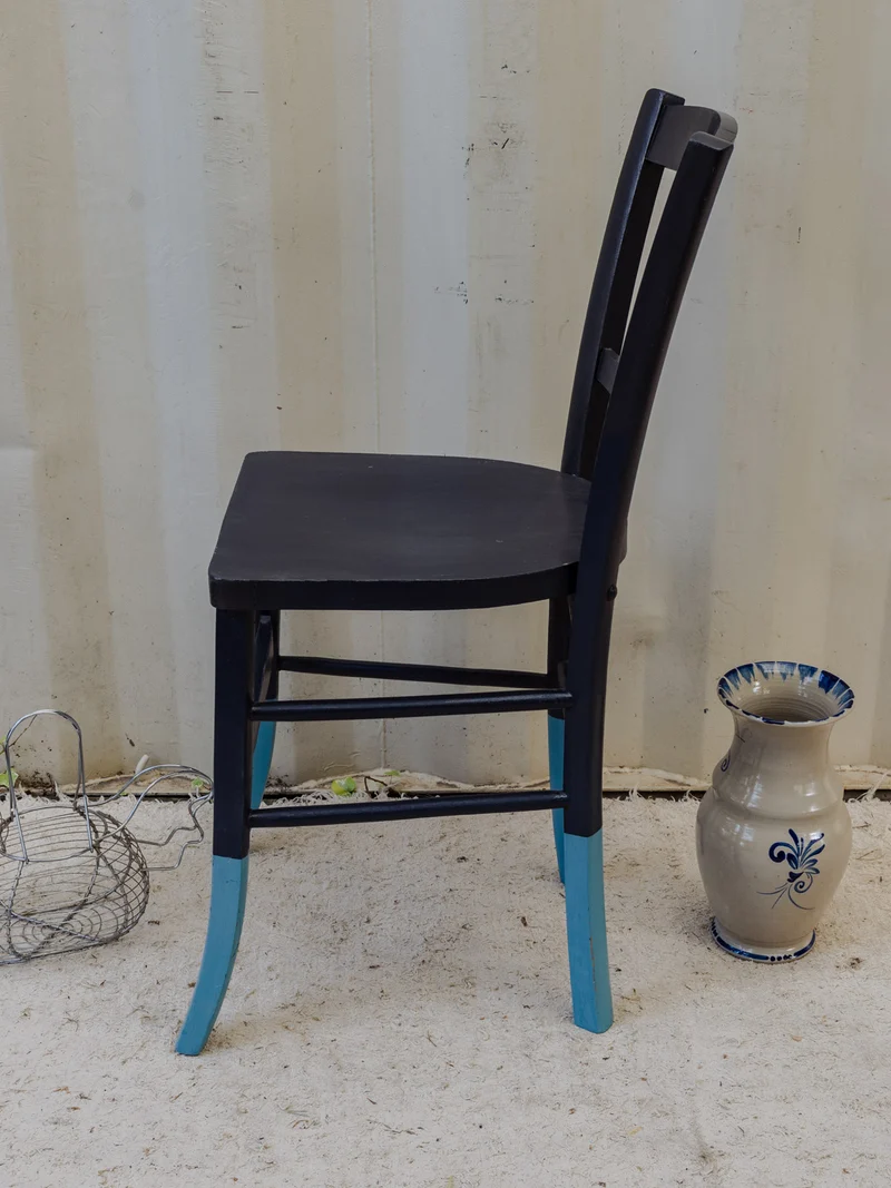 Claude, la chaise en bois bleu foncé N°1555
