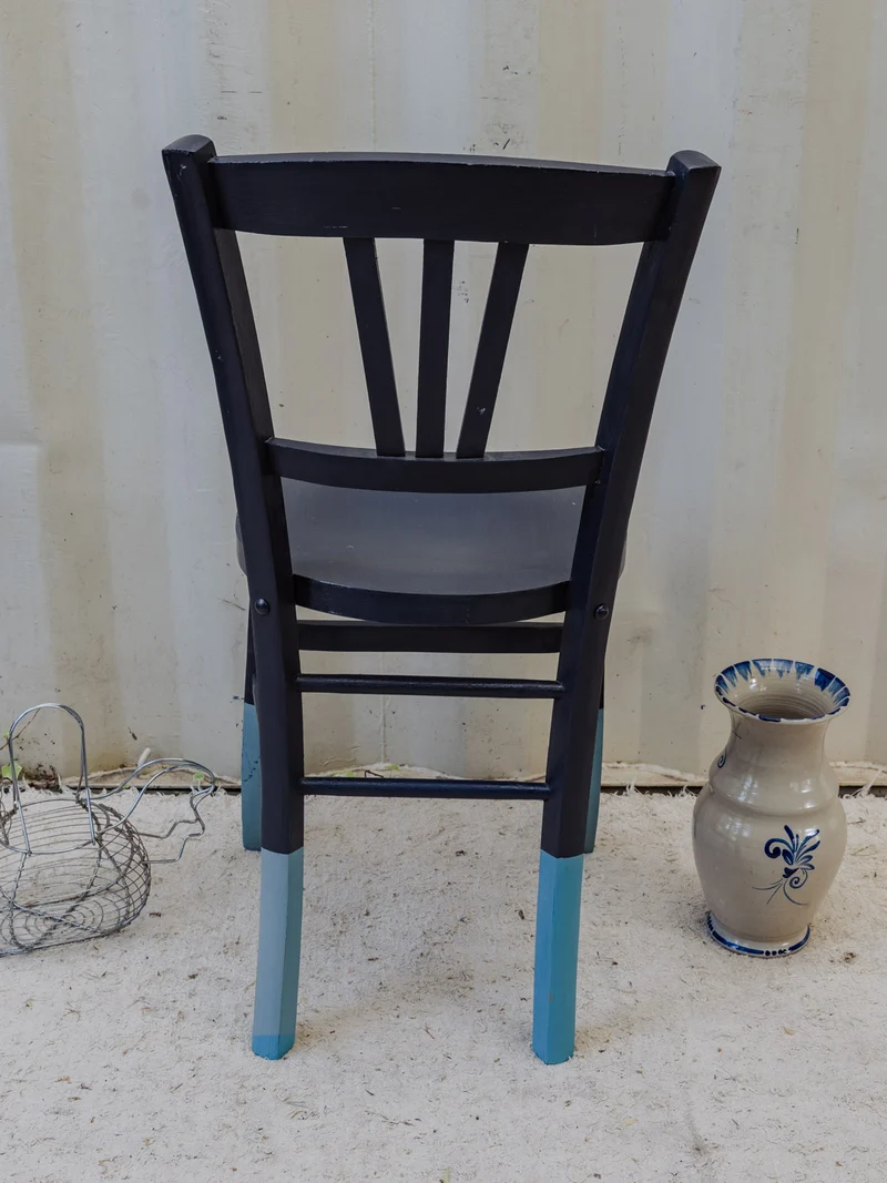Claude, la chaise en bois bleu foncé N°1555