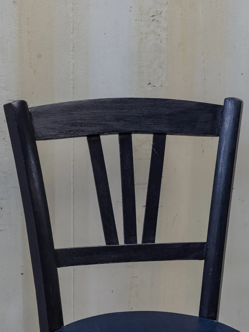 Claude, la chaise en bois bleu foncé N°1555