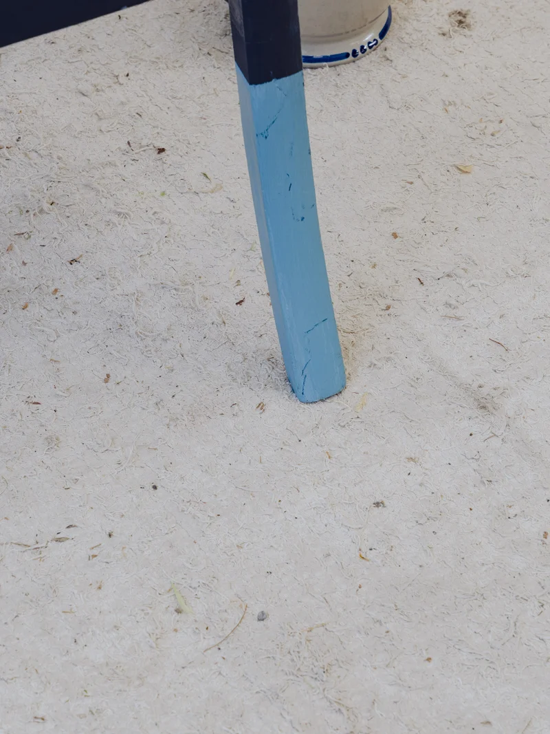 Claude, la chaise en bois bleu foncé N°1555