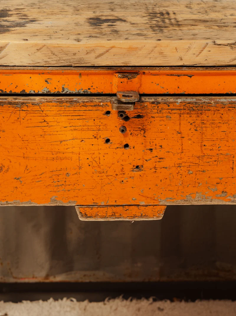 Fernand, le bureau en bois et métal orange N°425