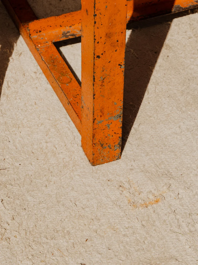 Fernand, le bureau en bois et métal orange N°425
