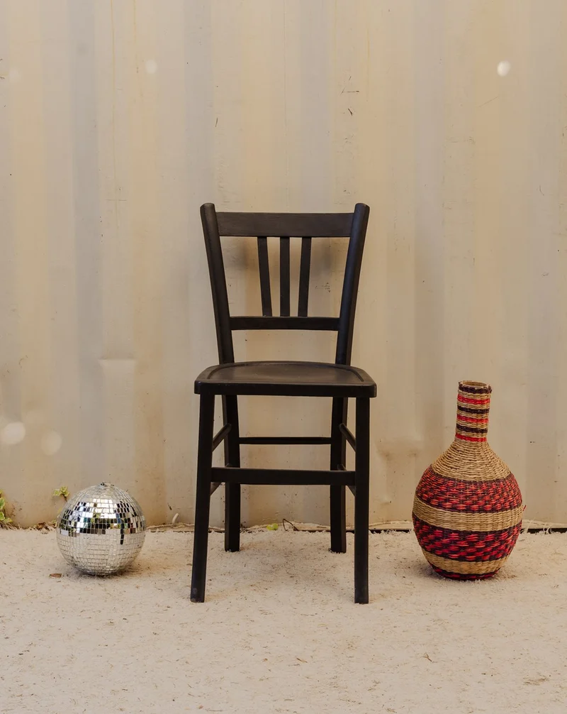 Claude, la chaise en bois noir N°1551