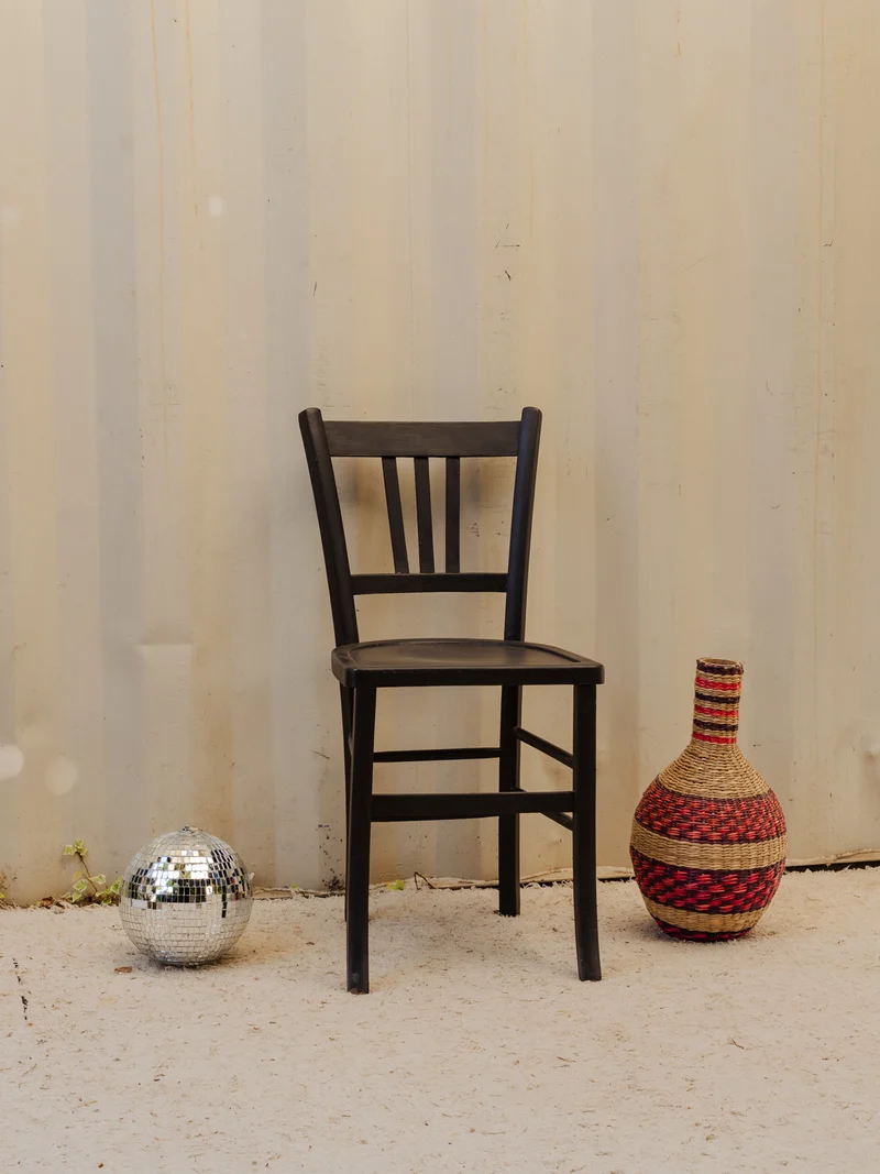 Claude, la chaise en bois noir N°1551