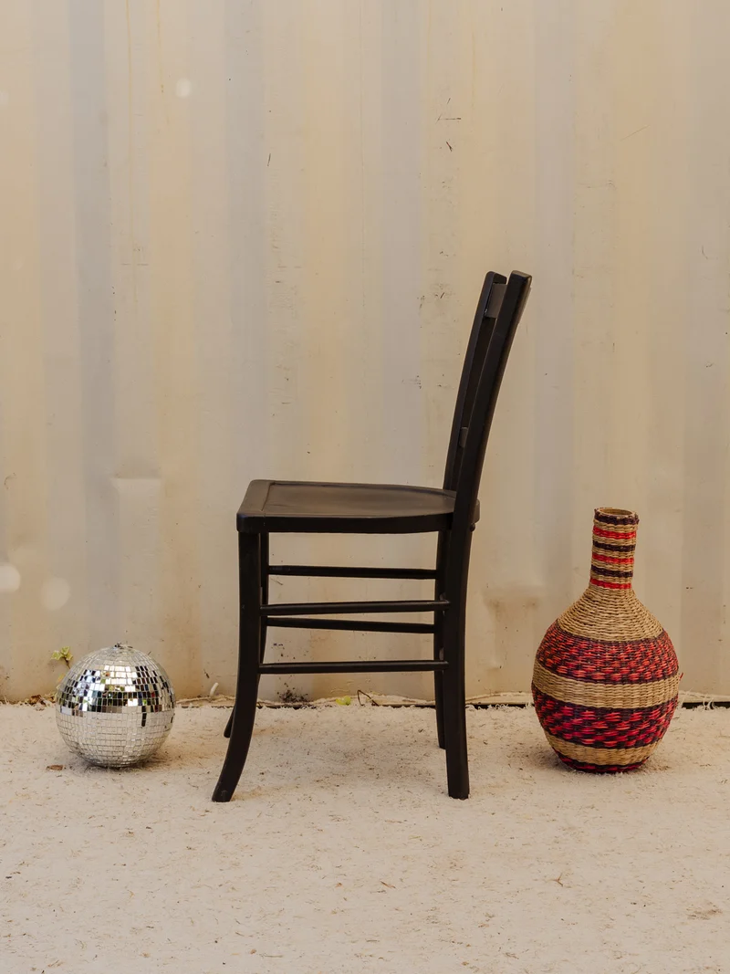 Claude, la chaise en bois noir N°1551