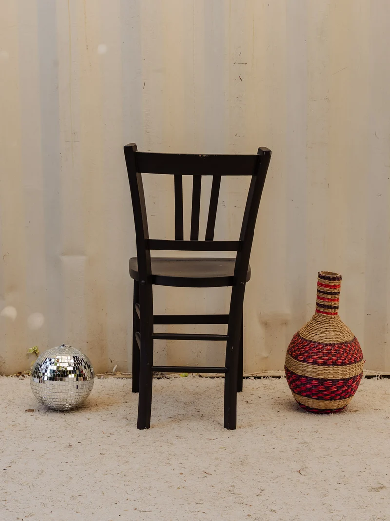 Claude, la chaise en bois noir N°1551