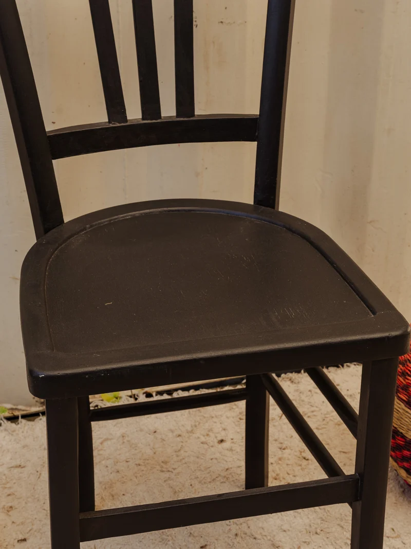 Claude, la chaise en bois noir N°1551
