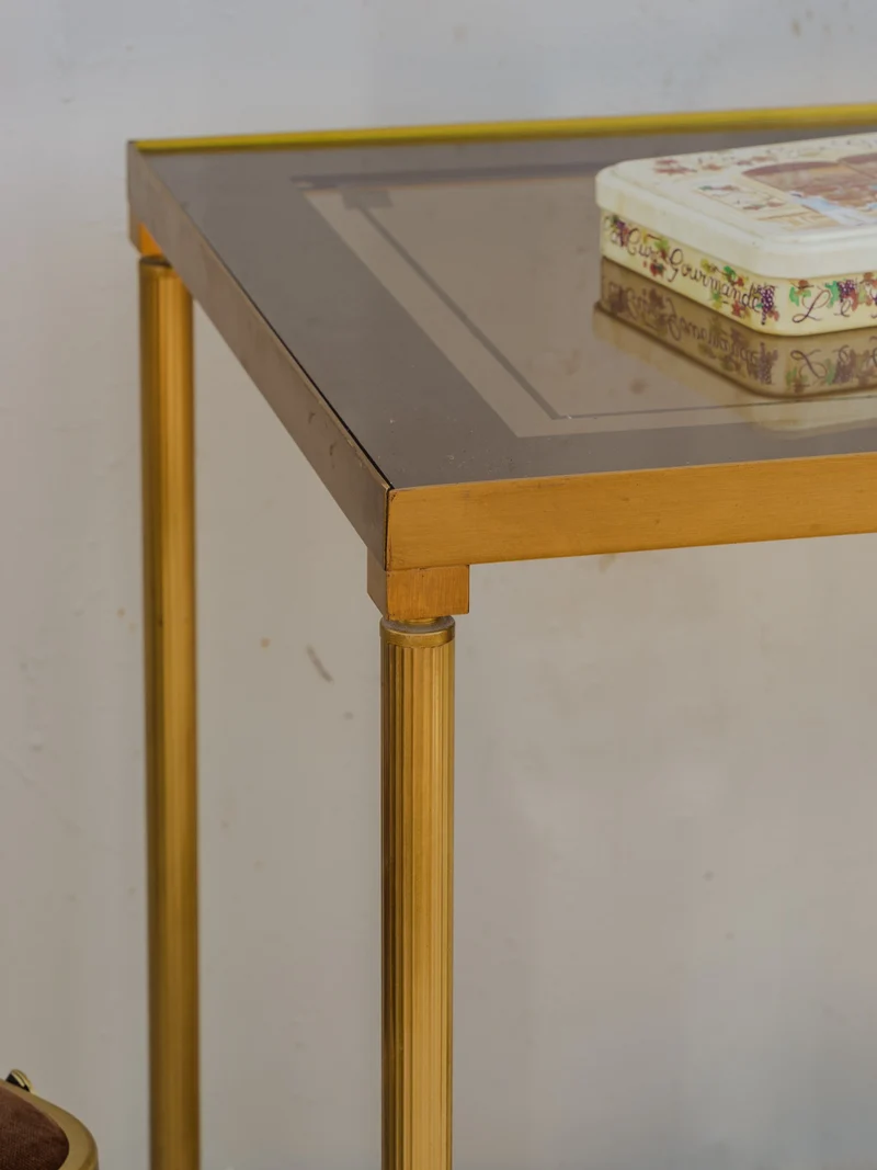 Anouk, la desserte en verre et laiton doré N°373