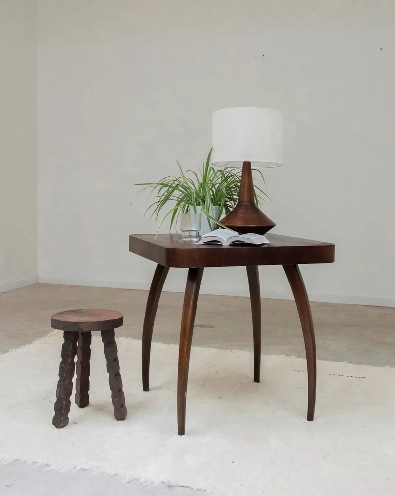 Hanna, la table d'appoint en bois foncé N°772