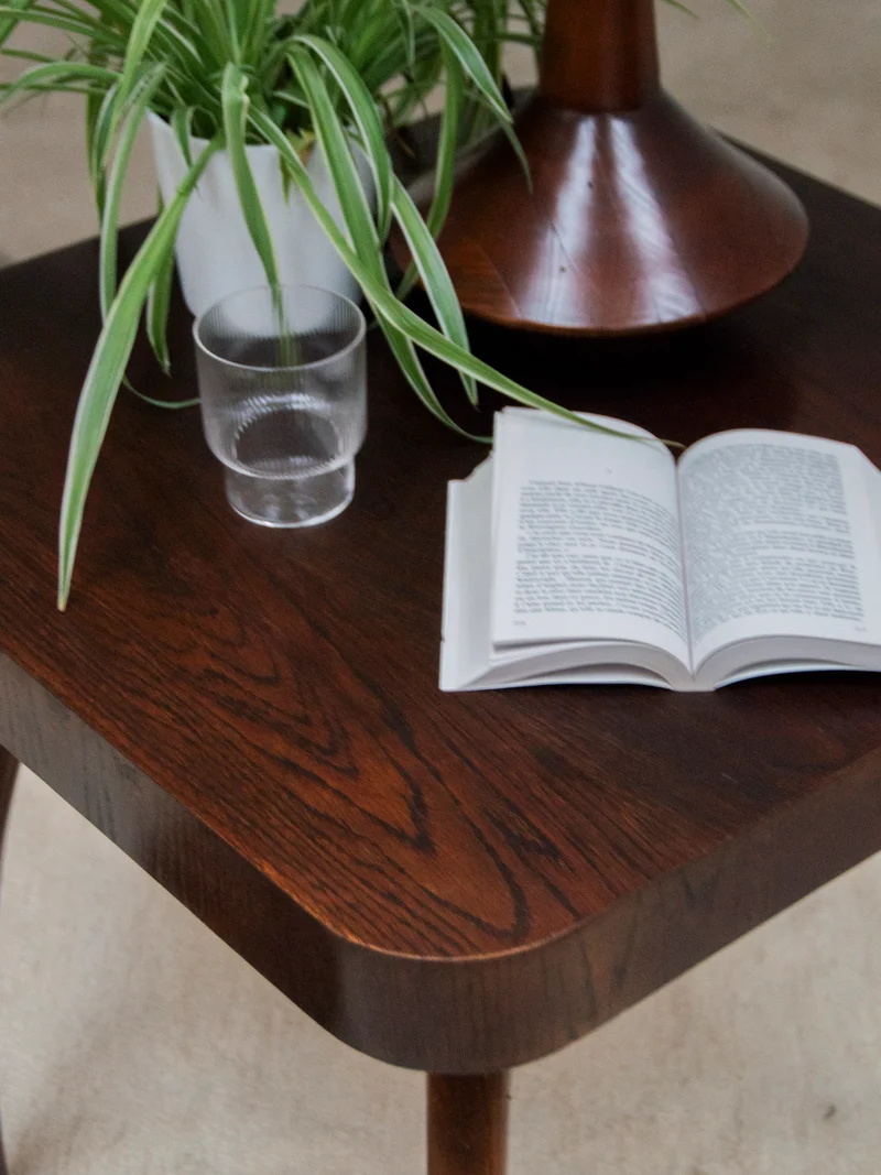 Hanna, la table d'appoint en bois foncé N°772