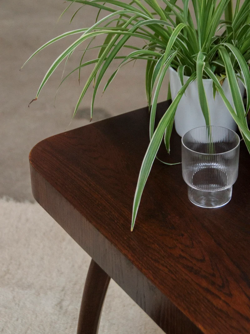 Hanna, la table d'appoint en bois foncé N°772