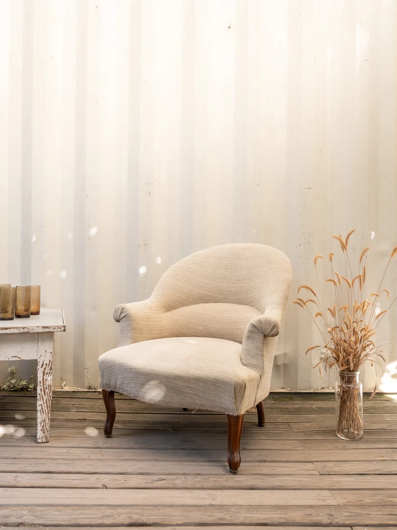 Ernest, le fauteuil en bois et tissu beige N°1547