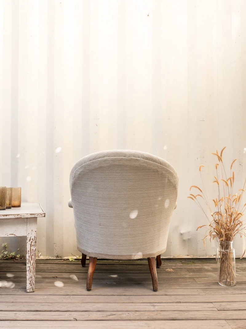 Ernest, le fauteuil en bois et tissu beige N°1547