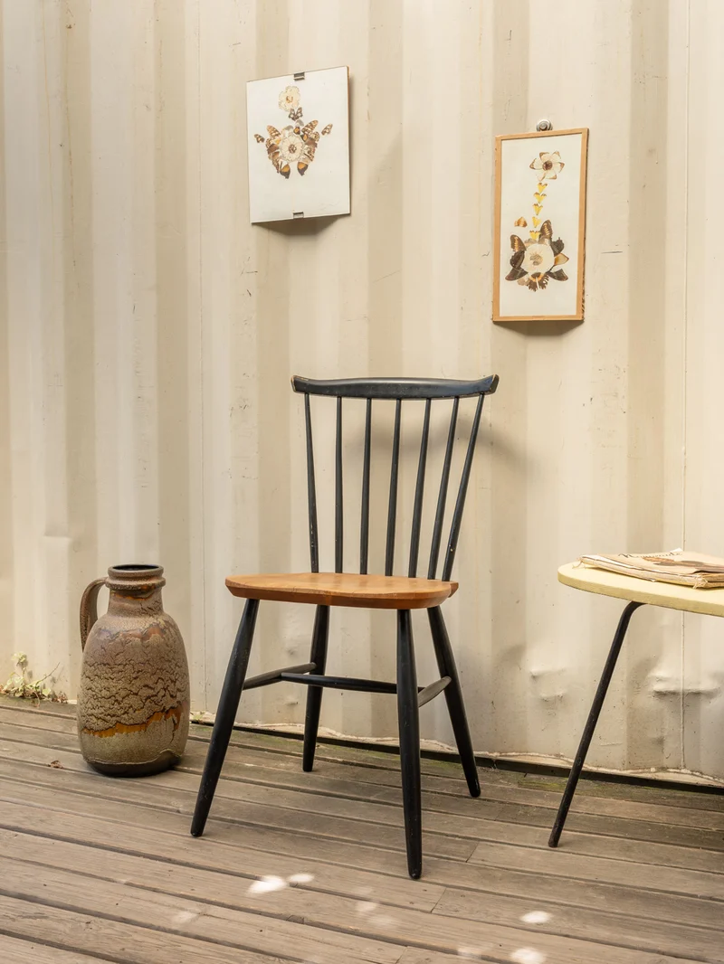 Claude, la chaise en bois clair et noir N°1517
