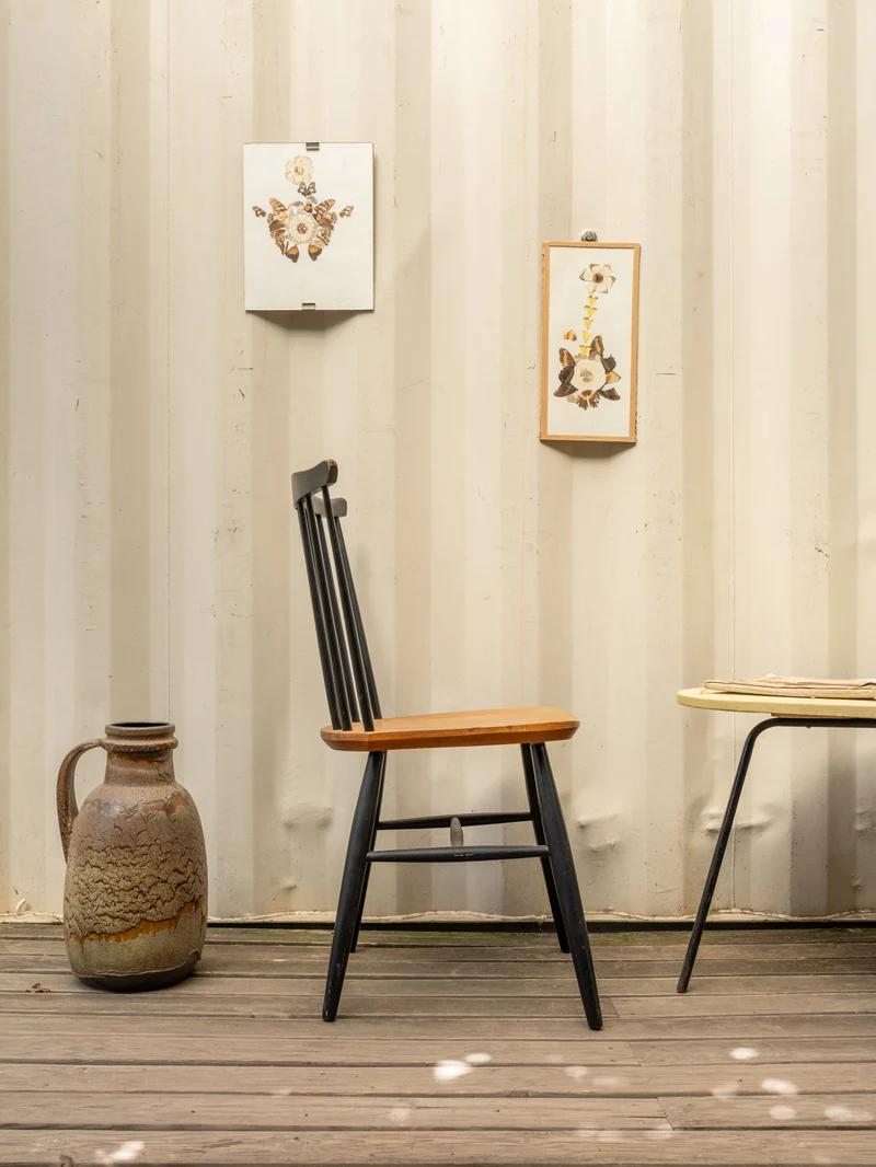 Claude, la chaise en bois clair et noir N°1517