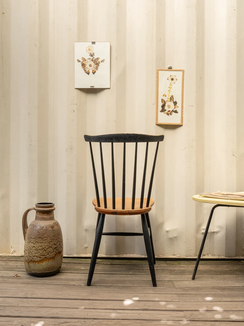 Claude, la chaise en bois clair et noir N°1517