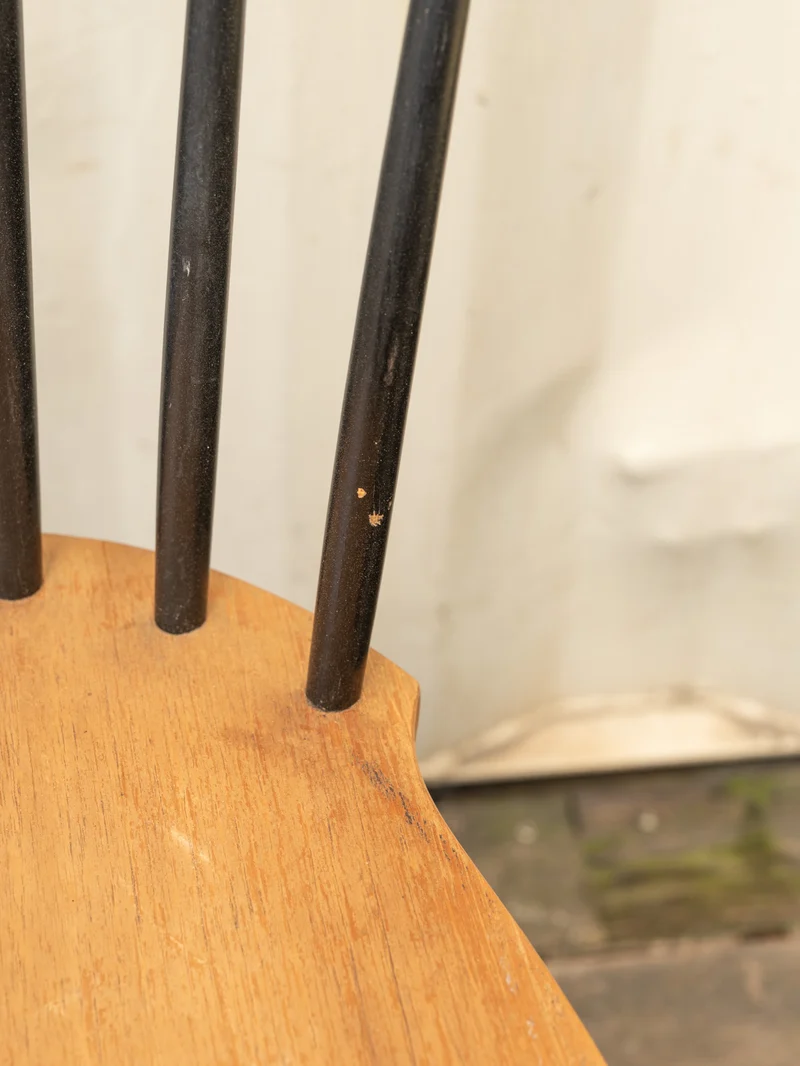 Claude, la chaise en bois clair et noir N°1517