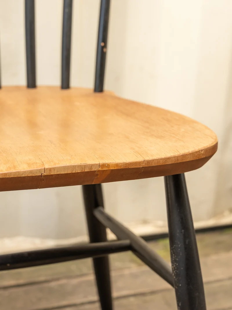 Claude, la chaise en bois clair et noir N°1517