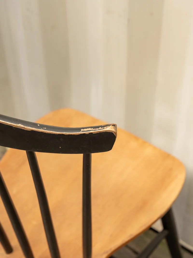 Claude, la chaise en bois clair et noir N°1517