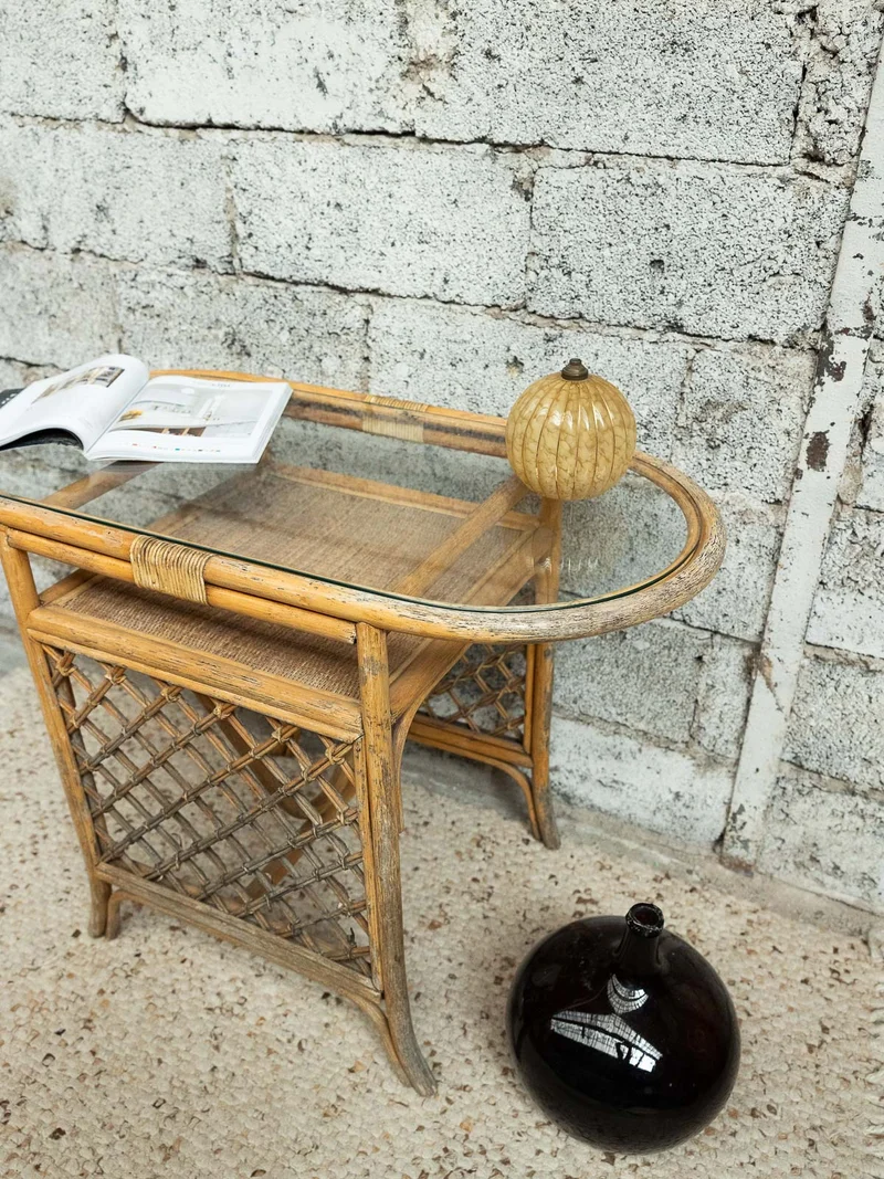 Francine, la table d'appoint en rotin N°1483