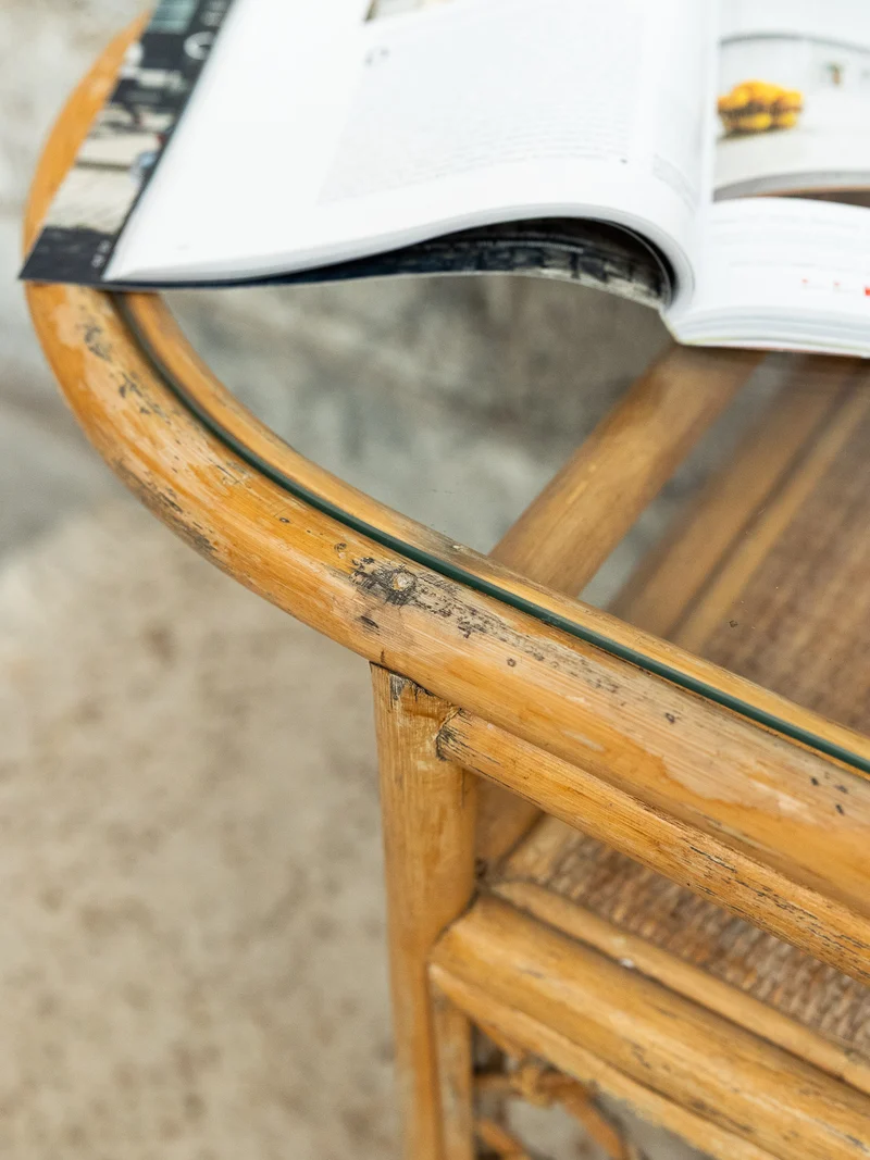 Francine, la table d'appoint en rotin N°1483