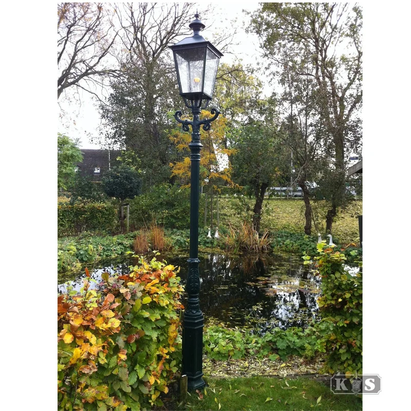 Casa Padrino Nostalgische Gartenlaterne 42 x 35 x H. 305 cm - Verschiedene Farben - Nostalgische Wetterfeste Außenleuchte
