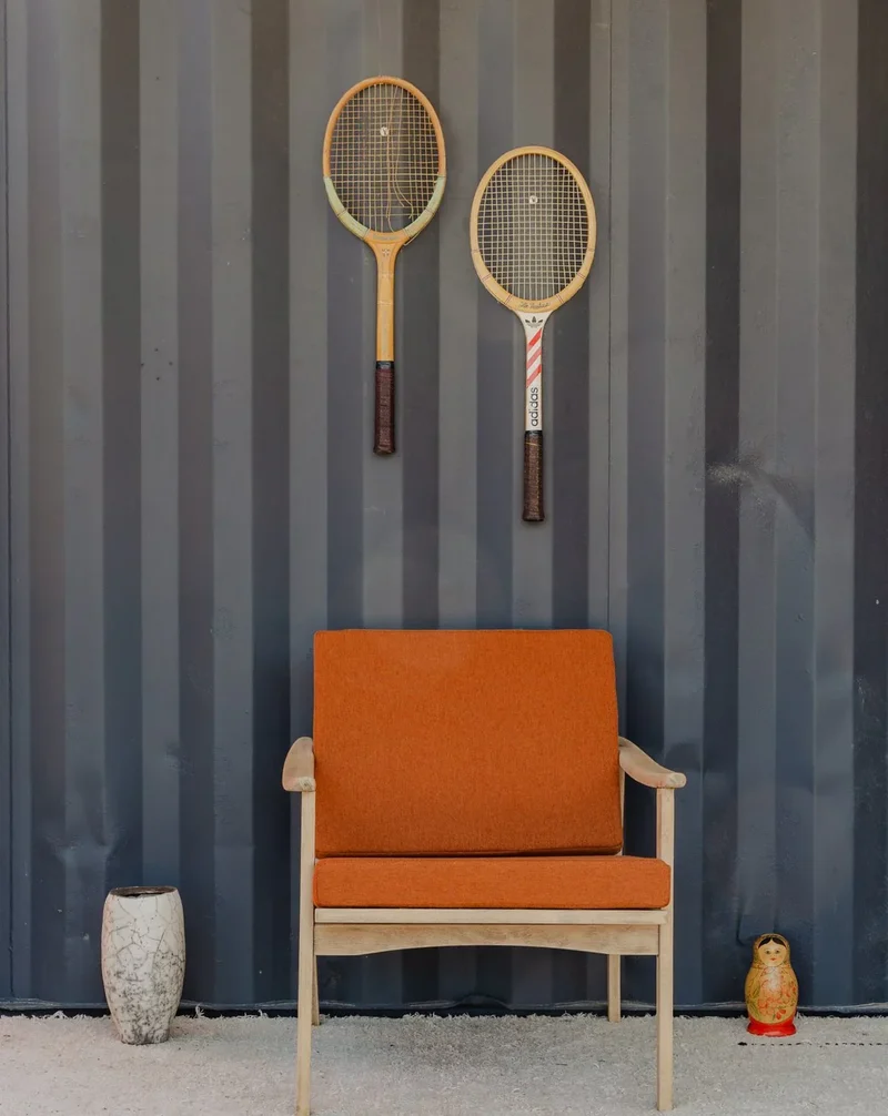 Jakob, le fauteuil en bois et coussins en tissu orange N°1181