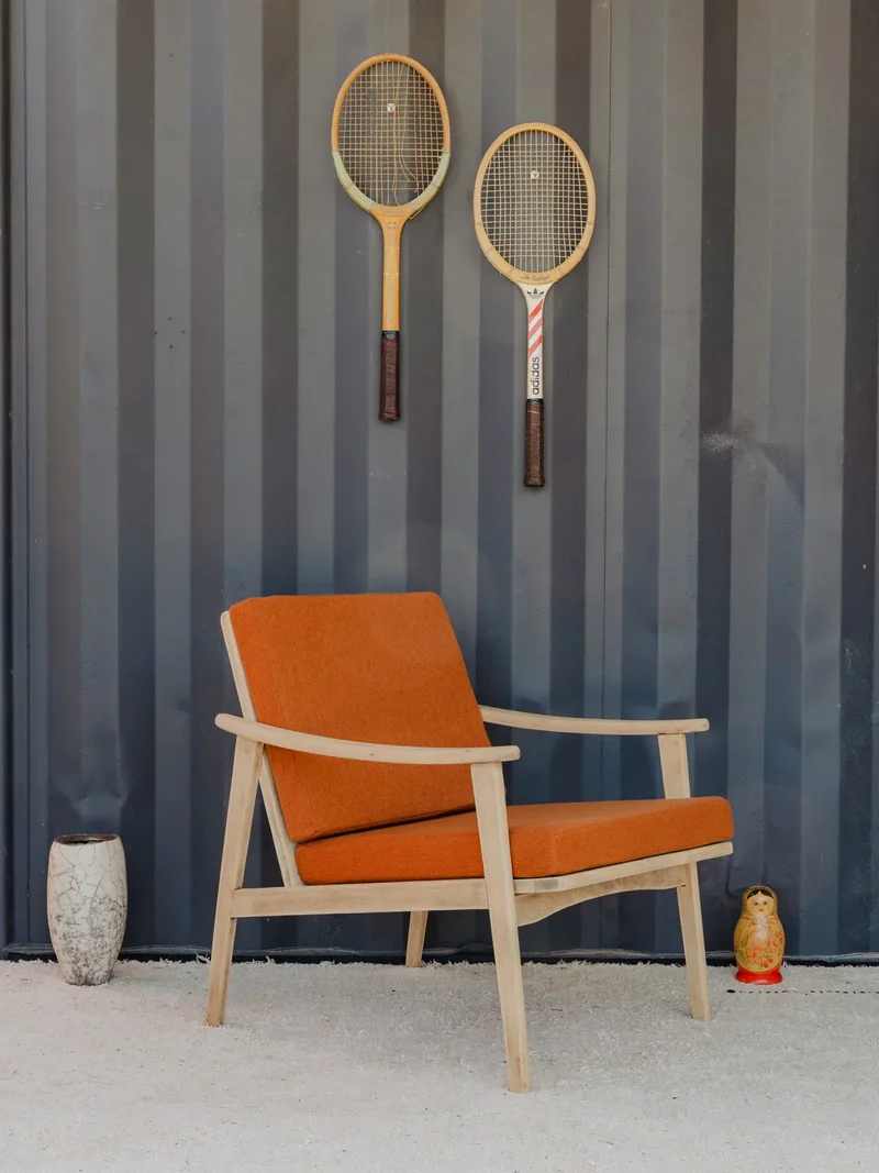 Jakob, le fauteuil en bois et coussins en tissu orange N°1181