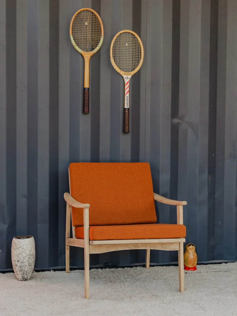 Jakob, le fauteuil en bois et coussins en tissu orange N°1181