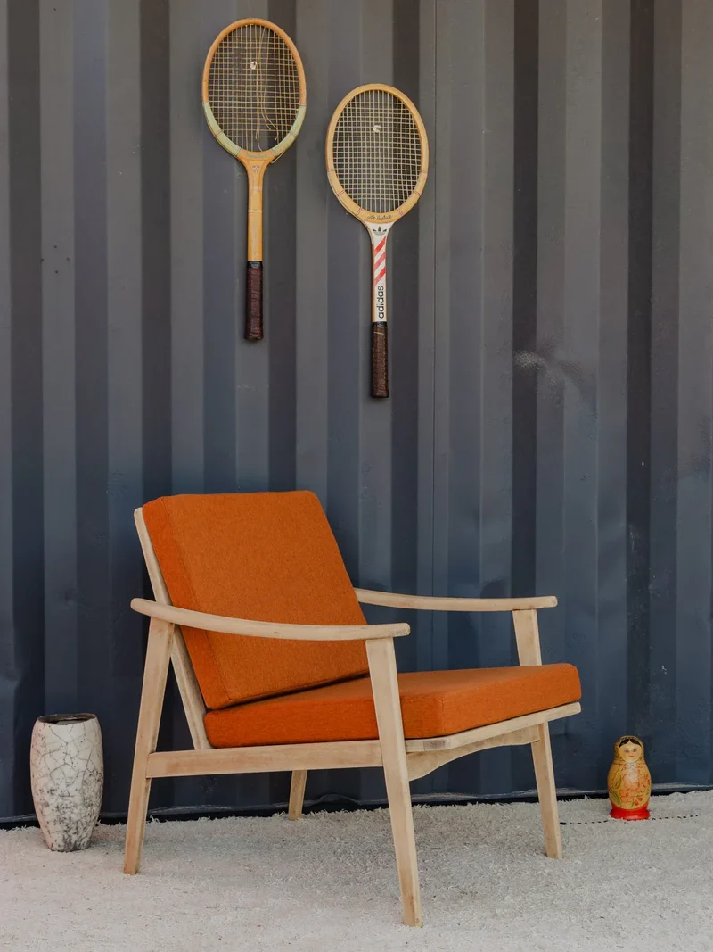 Jakob, le fauteuil en bois et coussins en tissu orange N°1181