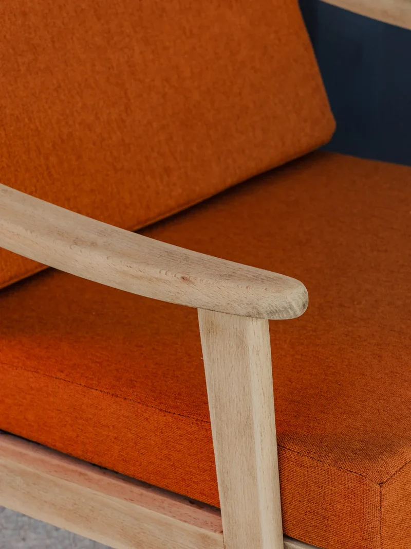 Jakob, le fauteuil en bois et coussins en tissu orange N°1181