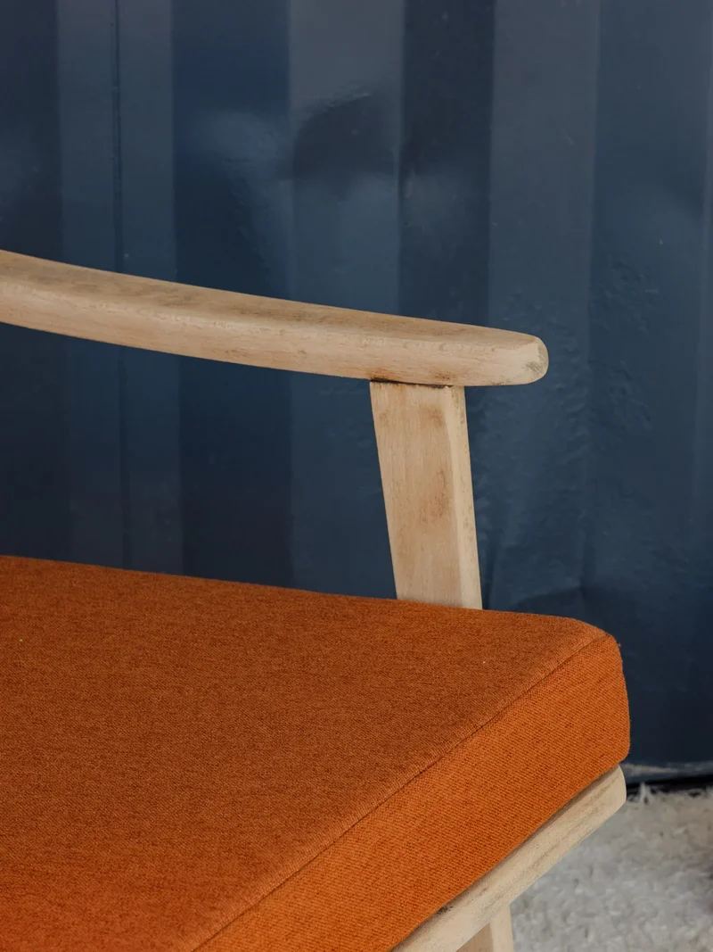 Jakob, le fauteuil en bois et coussins en tissu orange N°1181