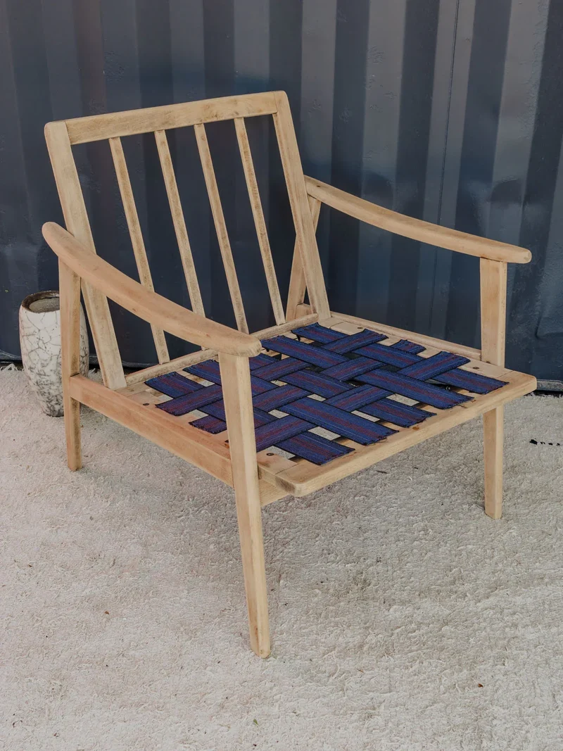 Jakob, le fauteuil en bois et coussins en tissu orange N°1181