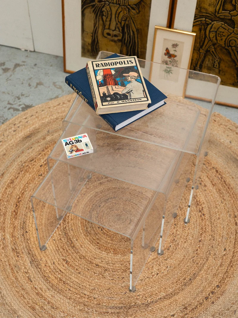 Barbara, la table gigogne en plexiglas N°186
