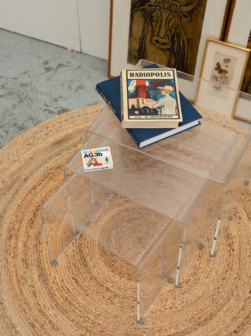 Barbara, la table gigogne en plexiglas N°186