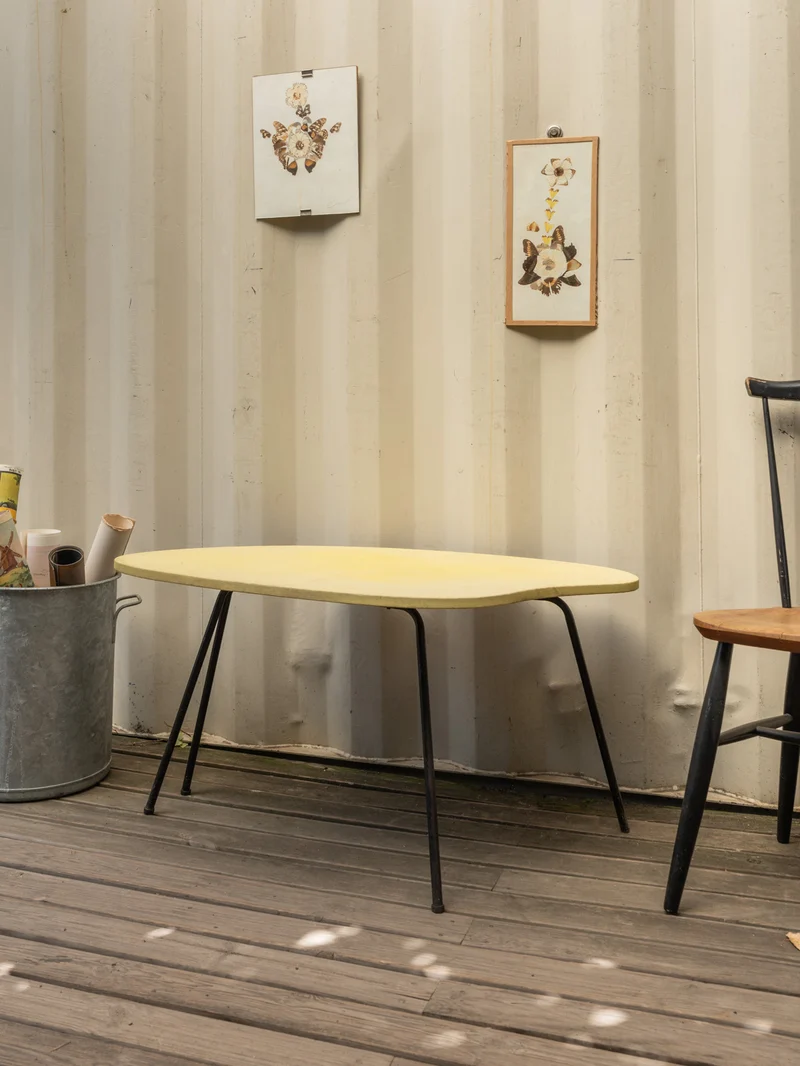 Francine, la table d'appoint jaune et noire N°1481