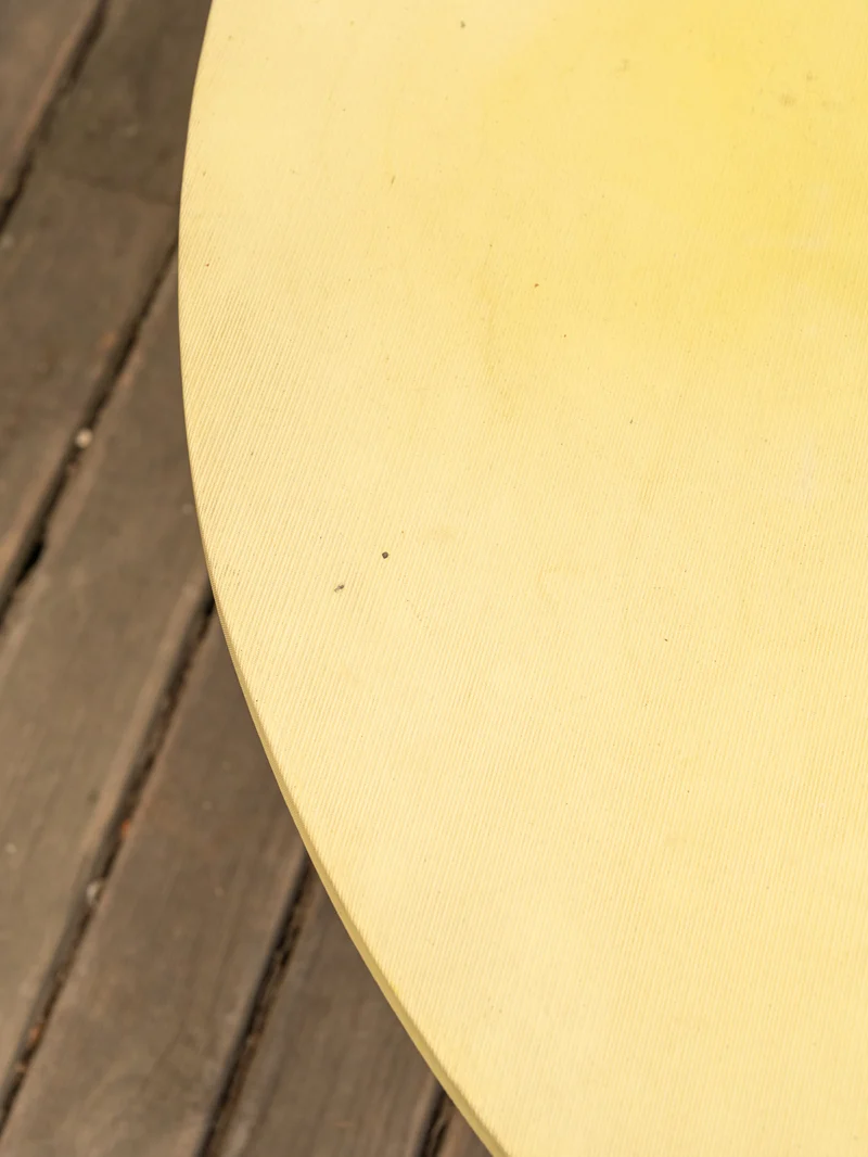 Francine, la table d'appoint jaune et noire N°1481