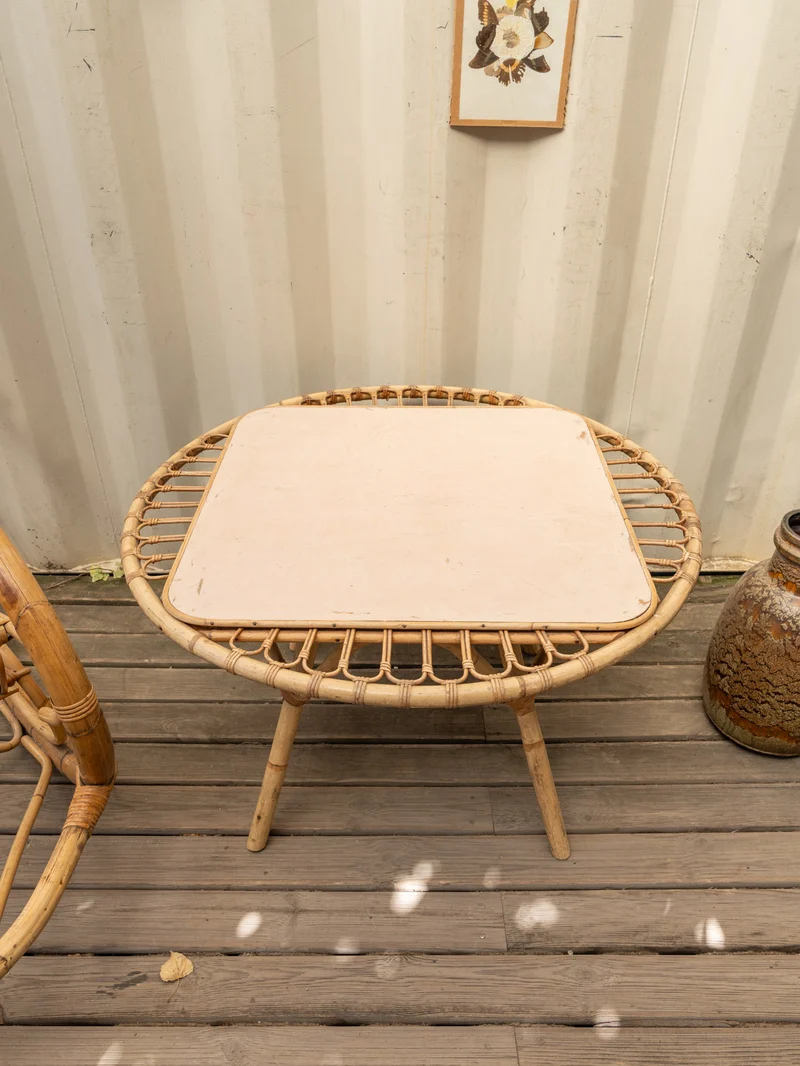 Francine, la table d'appoint en rotin N°1482