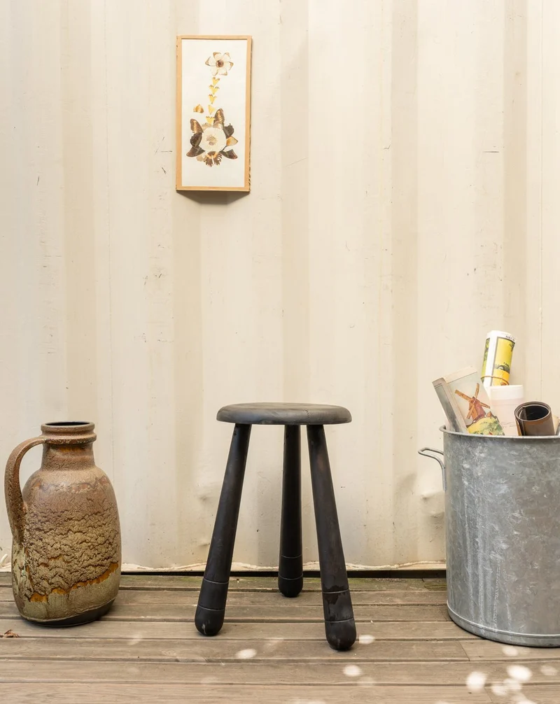 Regis, le tabouret en bois noir N°1500