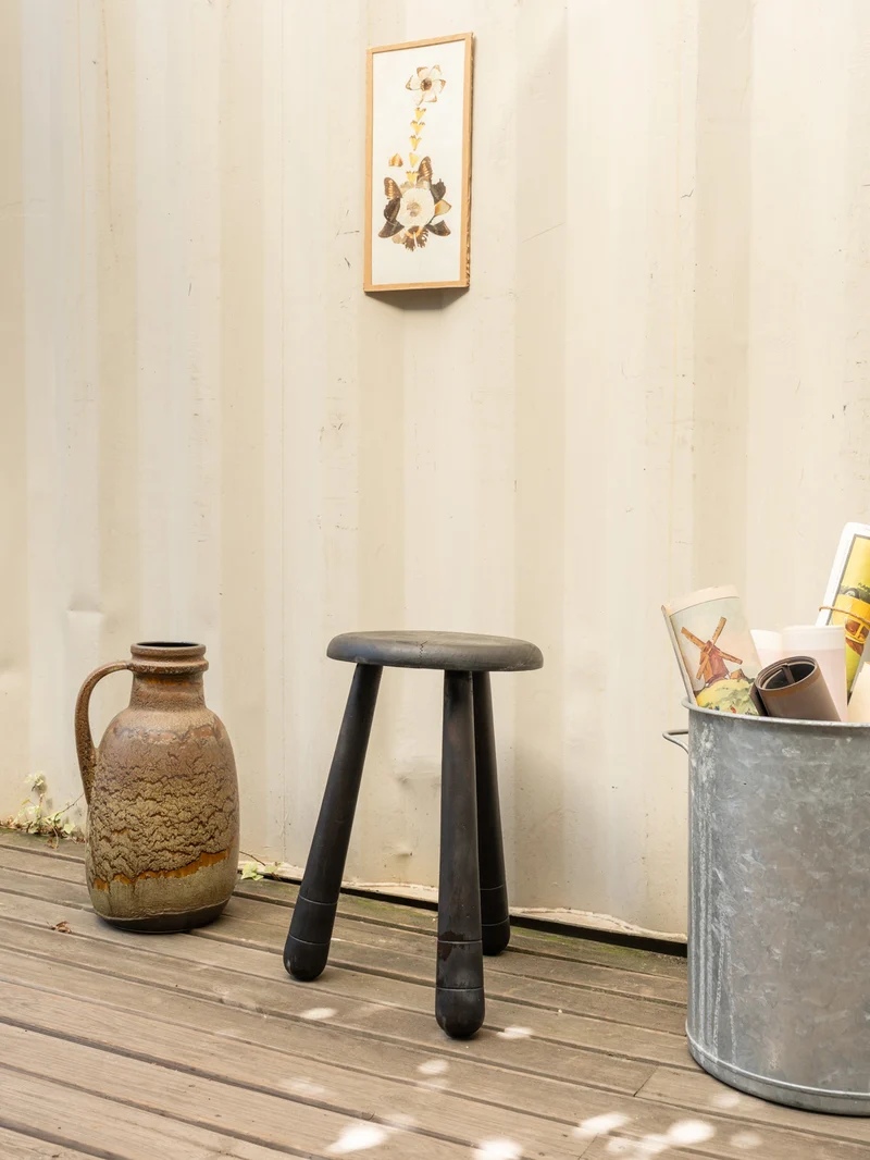 Regis, le tabouret en bois noir N°1500