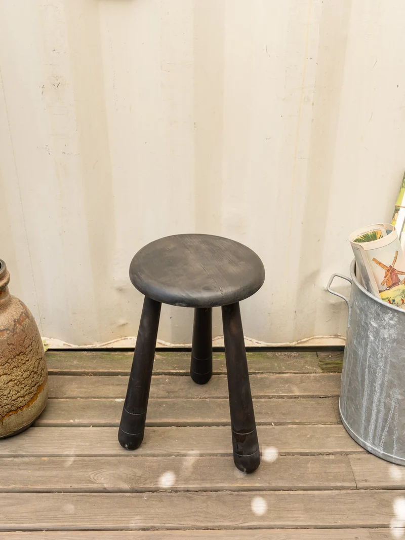 Regis, le tabouret en bois noir N°1500
