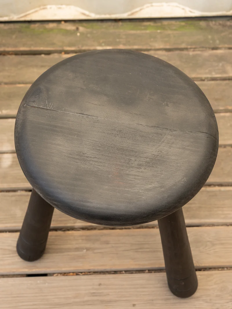Regis, le tabouret en bois noir N°1500