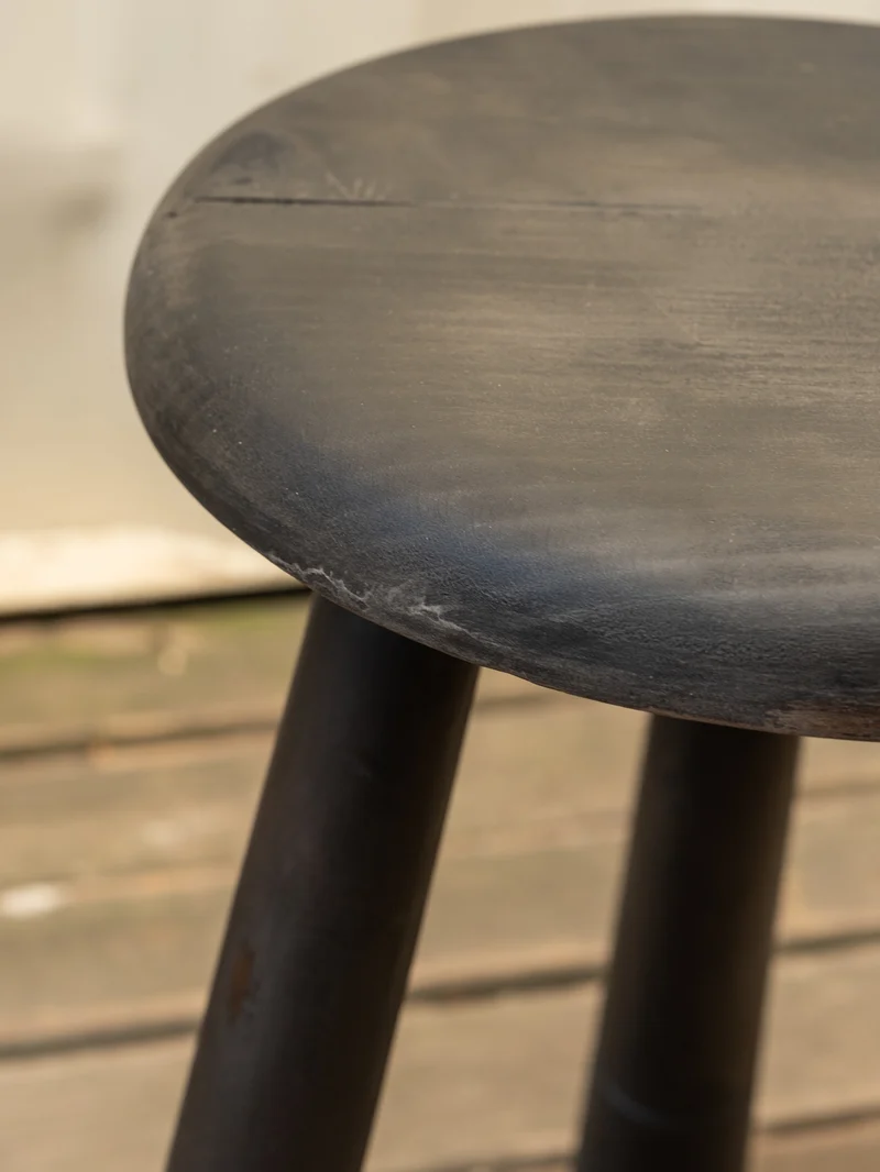 Regis, le tabouret en bois noir N°1500