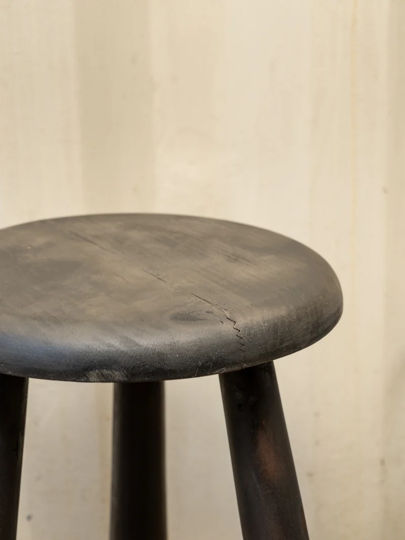 Regis, le tabouret en bois noir N°1500