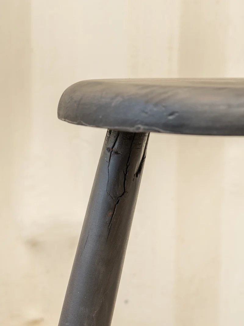 Regis, le tabouret en bois noir N°1500