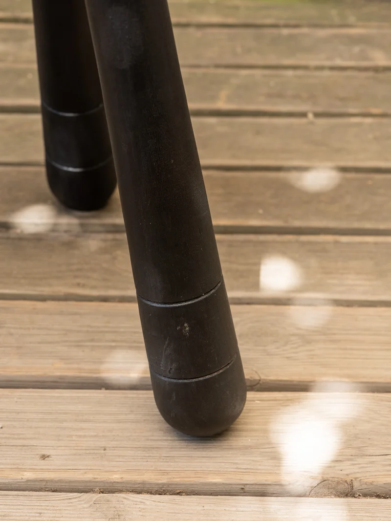 Regis, le tabouret en bois noir N°1500